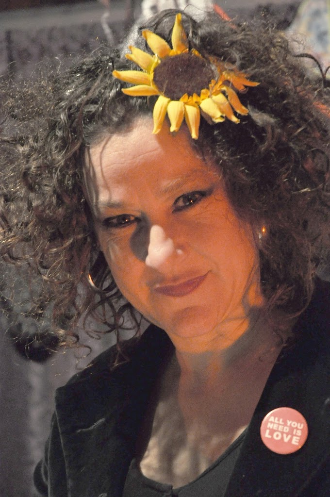 Més informació sobre l'article A la lluna de juliol. Núria Urioz: Contes d’amor i de mort